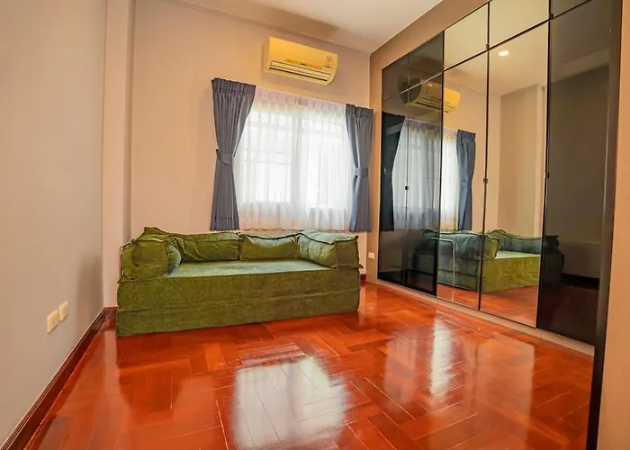 906 Center Single Pool Bts Asok 5 Bedrooms 6 Bathrooms Villa Bangkok